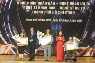 Đồng chí Nguyễn Văn Nên, Ủy viên Bộ Chính trị, Bí thư Thành ủy; đồng chí Nguyễn Thị Lệ, Phó Bí thư Thành ủy, Chủ tịch Hội đồng nhân dân Thành phố Hồ Chí Minh trao danh hiệu Nghệ sĩ Nhân dân cho các nghệ sĩ.