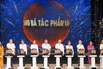 Các đại biểu thực hiện nghi thức phát động Cuộc vận động sáng tác “Thành phố Hồ Chí Minh – 50 năm tự hào bản anh hùng ca”.