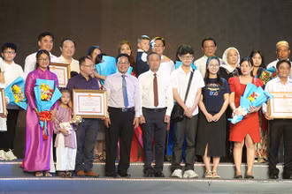 Tuyên dương các gia đình văn hóa- hạnh phúc tiêu biểu.