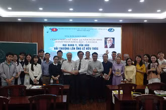 Các đại biểu chụp ảnh lưu niệm tại buổi tọa đàm.