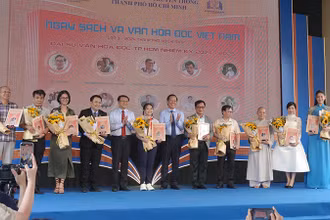 Ra mắt đại sứ văn hóa đọc Thành phố Hồ Chí Minh nhiệm kỳ 2024-2025 trong lễ khai mạc Ngày Sách và Văn hóa đọc Việt Nam lần 3 tại Thành phố Hồ Chí Minh. (Ảnh: Mạnh Hảo)