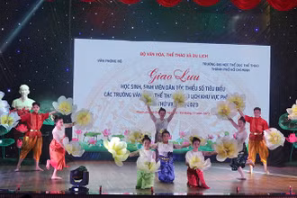 Tiết mục múa "Cần Thơ hân hoan ngày hội" của Trường Cao đẳng Du lịch Cần Thơ.
