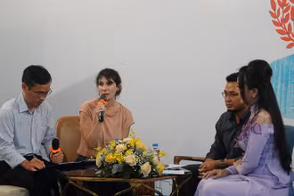 Tác giả Julie Lardon (thứ hai từ trái sang) trong buổi tọa đàm, giao lưu tối 5/10.