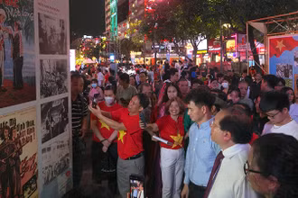 Các đại biểu tham quan triển lãm. (Ảnh: M.H)
