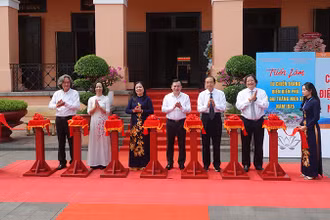 Các đại biểu thực hiện nghi thức cắt băng khai mạc trưng bày 2 chuyên đề. (Ảnh: M.H)