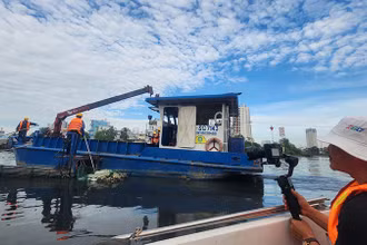 Ê kíp thực hiện bộ phim trong một cảnh quay. (Ảnh TFS).