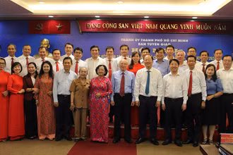 Các đại biểu chụp ảnh lưu niệm tại hội nghị.