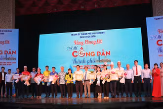 Các đại biểu chụp ảnh lưu niệm với các đơn vị đoạt giải trong vòng chung kết.