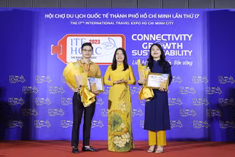 Bà Nguyễn Thị Ánh Hoa, Giám đốc Sở Du lịch Thành phố Hồ Chí Minh vinh danh các nhà tài trợ kim cương.
