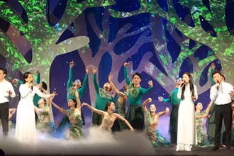 Các ca sĩ trình bày ca khúc "Một đời người một rừng cây" trong chương trình.