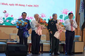 Đồng chí Nguyễn Trọng Nghĩa, Trưởng Ban Tuyên giáo và Dân vận Trung ương tặng hoa cho các nhân chứng lịch sử, khách mời.