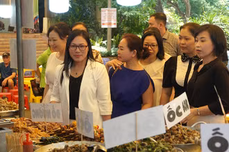 Các đại biểu tham quan các gian hàng ẩm thực.
