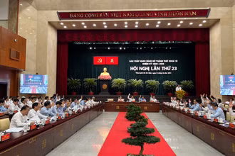 Các đại biểu biểu quyết thông qua nội dung hội nghị.