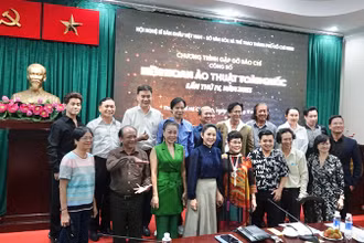 Các đại biểu, nghệ sĩ ảo thuật chụp ảnh lưu niệm tại buổi họp báo.