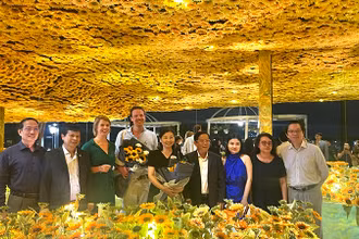 Các đại biểu chụp ảnh lưu niệm bên cánh đồng hoa hướng dương. Van Gogh có niềm đam mê mãnh liệt với loài hoa này.