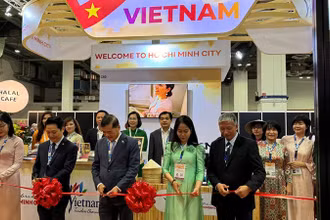 Lễ cắt băng khai mạc gian hàng du lịch Vietnam - Thành phố Hồ Chí Minh tại Hội chợ ITB Asia 2024. (Ảnh Sở Du lịch cung cấp).