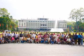 Đoàn khách tham quan Dinh Độc Lập.