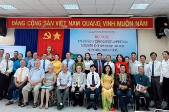 Các đại biểu chụp ảnh lưu niệm tại hội nghị.