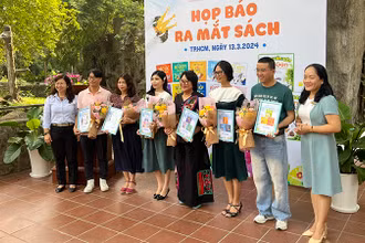 Ban tổ chức tặng hoa cho các tác giả tham gia bộ sách "Thiên nhiên kỳ thú".