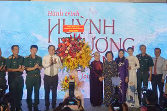 Các đại biểu chụp ảnh lưu niệm với gia đình cố họa sĩ Huỳnh Phương Đông.