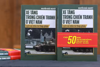 Bìa cuốn sách "Xe tăng trong chiến tranh ở Việt Nam-Lịch sử nhìn từ tháp pháo”.