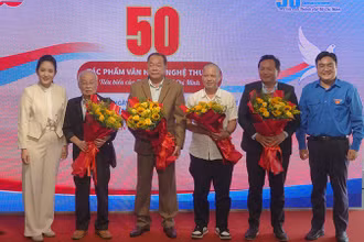 Đại biểu tặng hoa cho các nhân vật giao lưu. (Ảnh M.H)