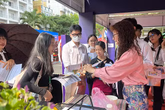 Người dân đến tìm hiểu các sản phẩm du lịch tại Ngày hội Du lịch Thành phố Hồ Chí Minh lần thứ 19.
