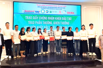 Trao chứng nhận cho các học viên.