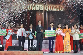 Ban tổ chức trao giải Nhất cho cặp đôi Vương Quan Trí và Phạm Mỹ Huyền.