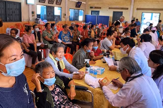 Khám bệnh cho người dân tại tỉnh Khăm-Muồn, Cộng hòa dân chủ nhân dân Lào. (Ảnh: Ban Tổ chức)