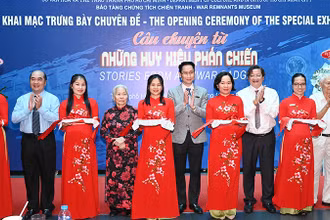 Nghi thức cắt băng khai mạc trưng bày chuyên đề "Câu chuyện từ những huy hiệu phản chiến". (Ảnh: Quốc Thanh)