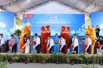 Các đại biểu thực hiện nghi thức khởi công xây dựng Đường sách Nguyễn Đổng Chi, Quận 7, Thành phố Hồ Chí Minh. (Ảnh: M.H).