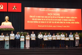 Trao Bằng khen của Ban Thường vụ Thành ủy cho các tập thể, cá nhân có thành tích xuất sắc trong công tác thi đua khen thưởng.