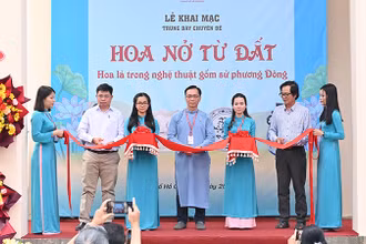 Nghi thức cắt băng khai mạc trưng bày. (Ảnh BTC).