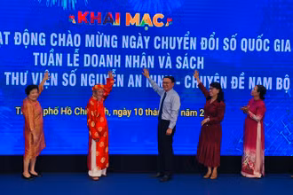Các đại biểu thực hiện nghi thức khai mạc sự kiện.