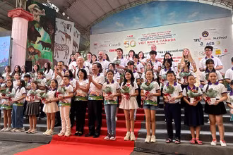 Các đại biểu tặng 50 chậu cây “sống đời” cho 50 học sinh tiêu biểu của 2 nước Việt Nam và Canada tại Thành phố Hồ Chí Minh.
