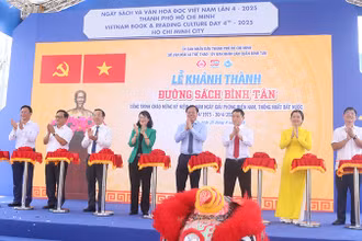 Các đại biểu thực hiện nghi thức cắt băng khánh thành đường sách Bình Tân. (Ảnh H.T)