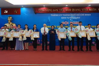 Ban Tổ chức trao Bằng khen của Ban Thường vụ Thành ủy Thành phố Hồ Chí Minh cho các tập thể.