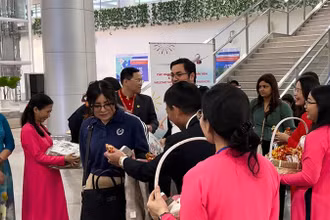 Những vị khách quốc tế đầu tiên đến Thành phố Hồ Chí Minh trong năm 2024.