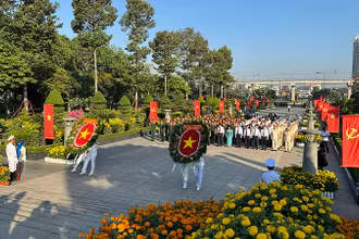 Đoàn đại biểu Thành phố Hồ Chí Minh viếng Nghĩa trang Liệt sĩ Thành phố.