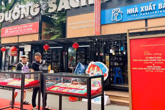 Trưng bày sách chủ đề Quốc khánh 2/9 tại Đường Sách Thành phố Hồ Chí Minh.