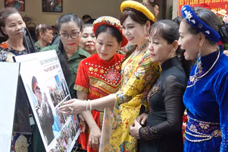 Khách tham quan triển lãm ảnh trong sáng 4/5.