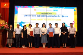 Các đại biểu chụp ảnh lưu niệm trong buổi khởi động chương trình. (Ảnh AstraZeneca).