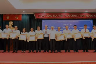 Trao Bằng khen của Ban Thường vụ Thành ủy cho 9 tập thể, 2 cá nhân có thành tích tiêu biểu trong công tác phát triển đảng và đào tạo, bồi dưỡng chính trị cho đội ngũ phóng viên, biên tập viên.