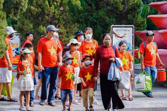 Du khách mặc trang phục cờ đỏ sao vàng có cơ hội được miễn phí vé vào cổng Suối Tiên trong ngày 30/4. (Ảnh: ST)