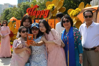 Khách vui xuân tại Đường hoa Nguyễn Huệ Tết Ất Tỵ 2025. (Ảnh: Thế Anh)