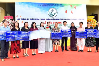 Các trường nhận bảng tiếp nhận sách do Tiến sĩ Võ Tá Hân tặng.