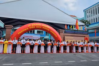 Các đại biểu thực hiện nghi thức cắt băng khánh thành Trường Tiểu học Hùng Vương. (Ảnh CTV).