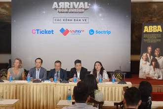 Ban tổ chức chương trình trả lời câu hỏi của phóng viên tại buổi họp báo.