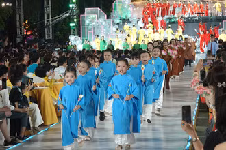 Các em thiếu nhi trình diễn Áo dài trong Lễ hội Áo dài Thành phố Hồ Chí Minh 2024.